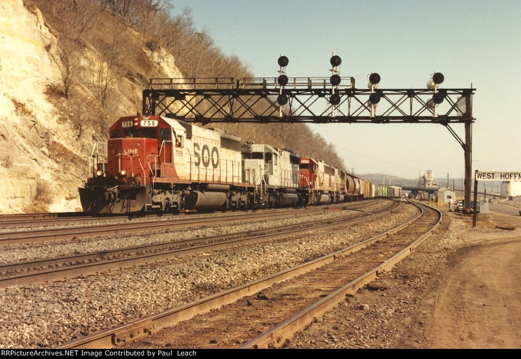 Westbound manifest eases through the crossovers